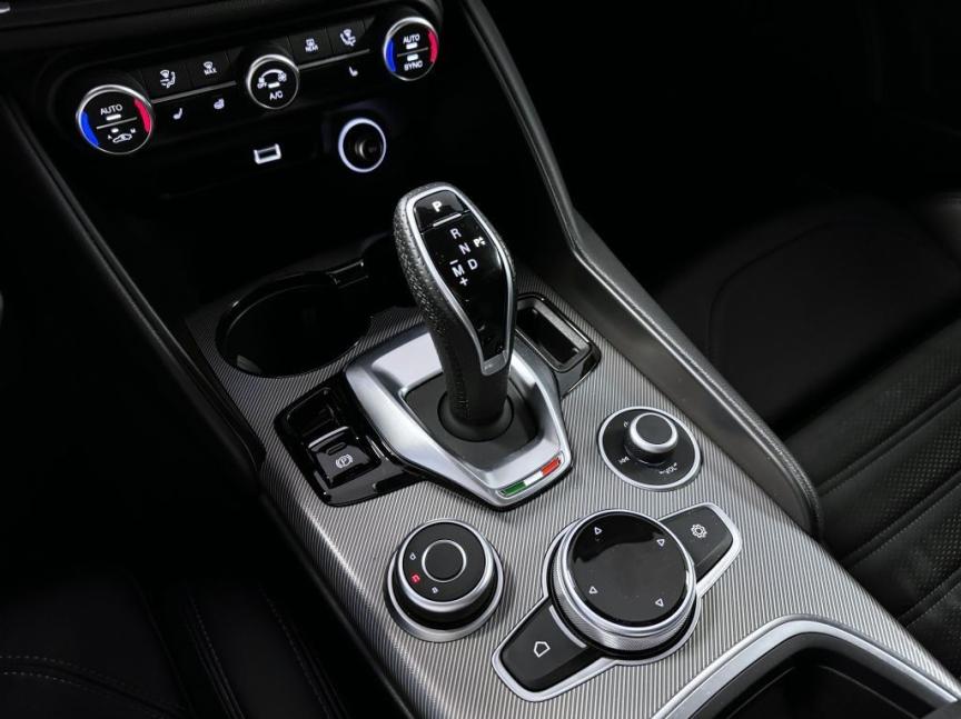 Alfa Romeo Giulia 2.2 JTDm 210k AT8 ZF Q4 4x4 Veloce
