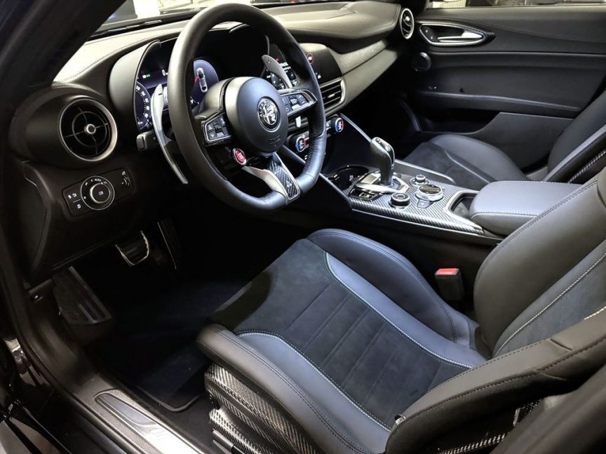 Alfa Romeo Giulia 2.9 V6 BiTurbo 520k QV Carbon Edition *302*
