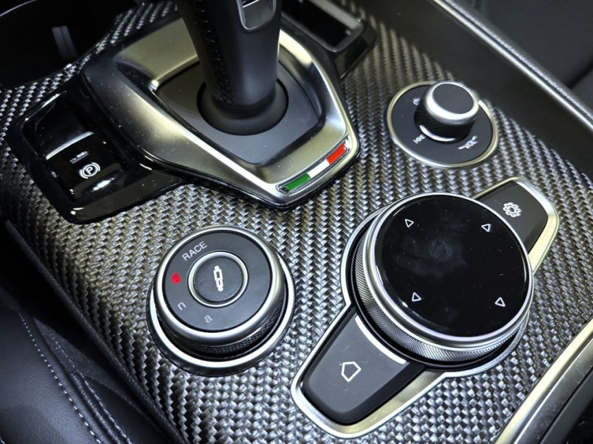 Alfa Romeo Giulia 2.9 V6 BiTurbo 520k QV Carbon Edition *582*