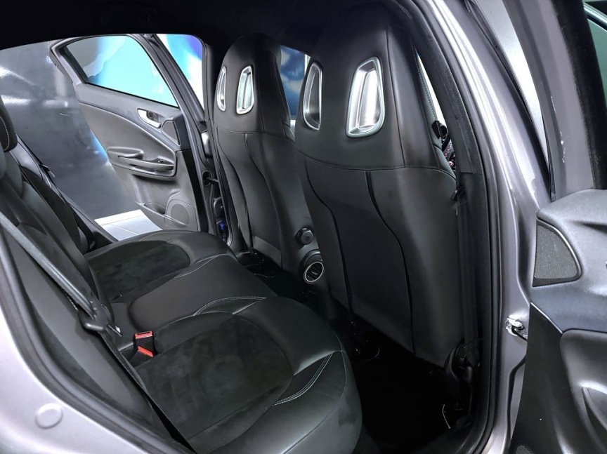 Alfa Romeo Giulietta 1750 TBi 240k TCT QV Launch Edition ZENDER