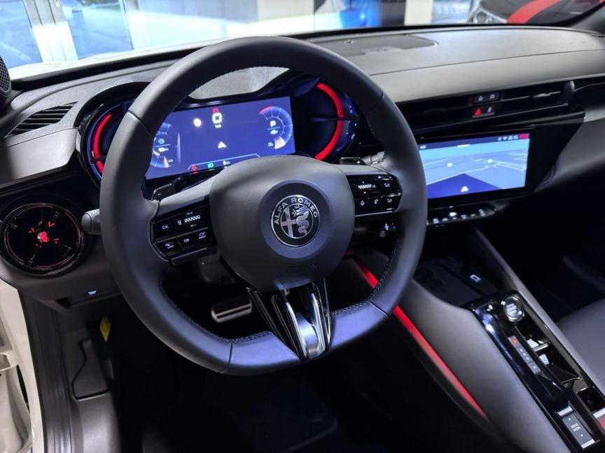 Alfa Romeo Junior Ibrida Speciale Q4 1.2 Turbo Hybrid 145k *523*