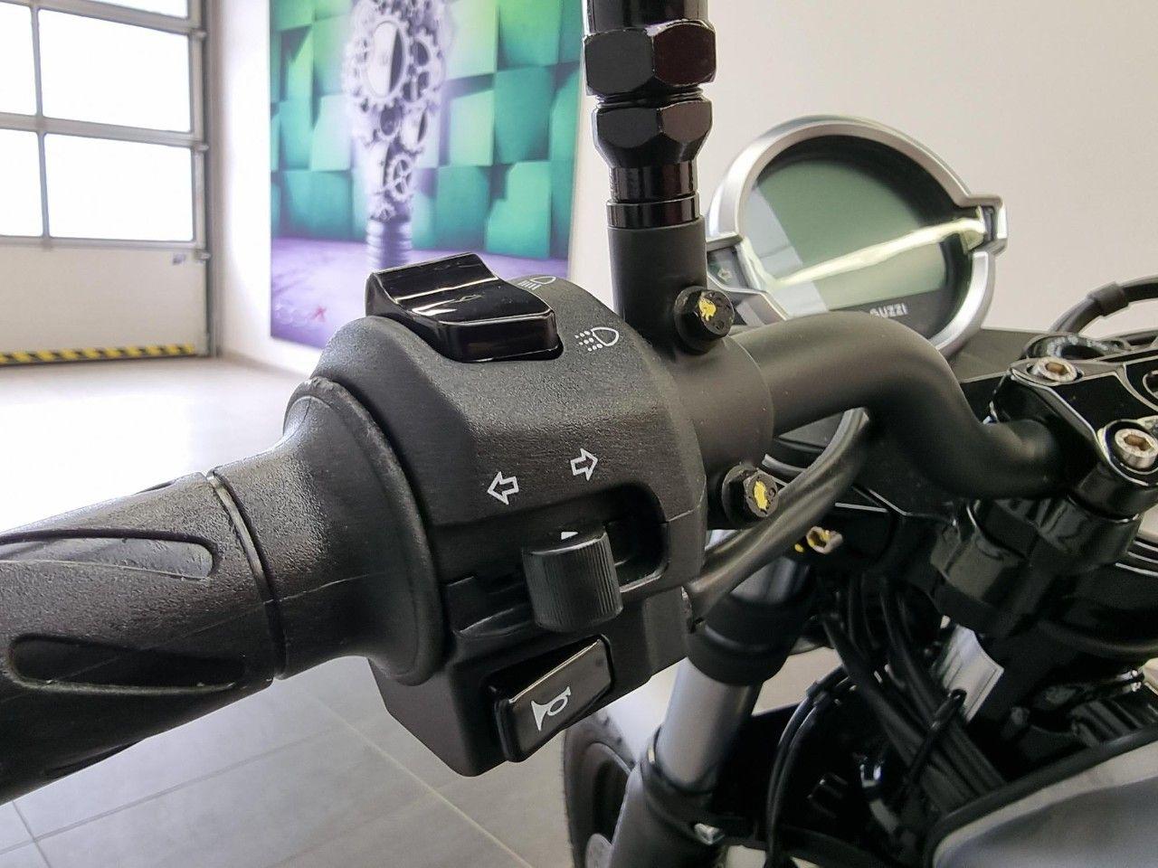 Moto Guzzi V7 850 Stone
