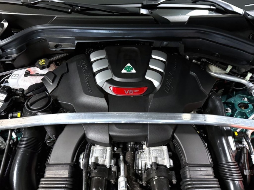 Alfa Romeo Stelvio 2.9 V6 BiTurbo 520k QV Carbon Edition *460*