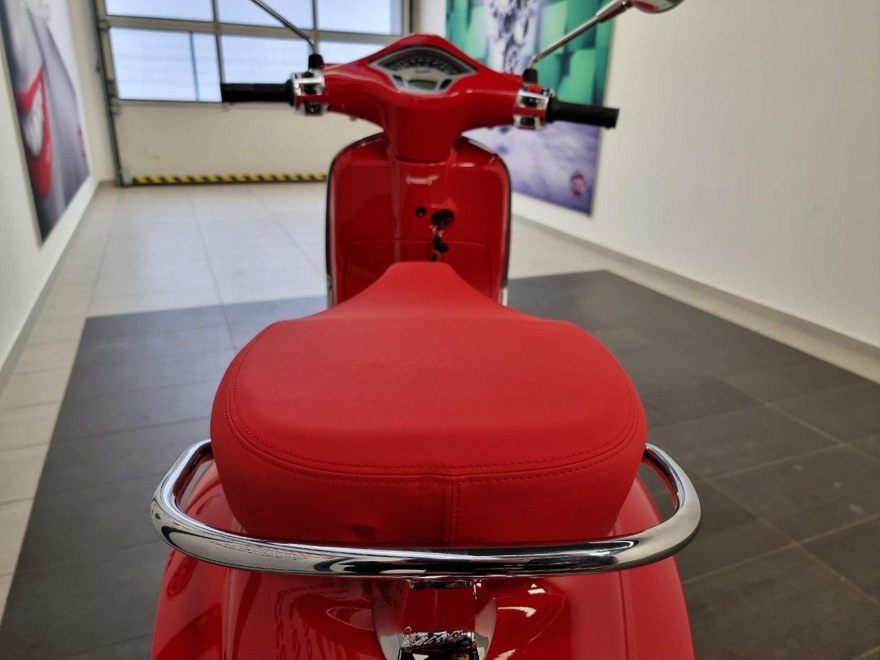 Vespa Primavera 125 e5 "RED"