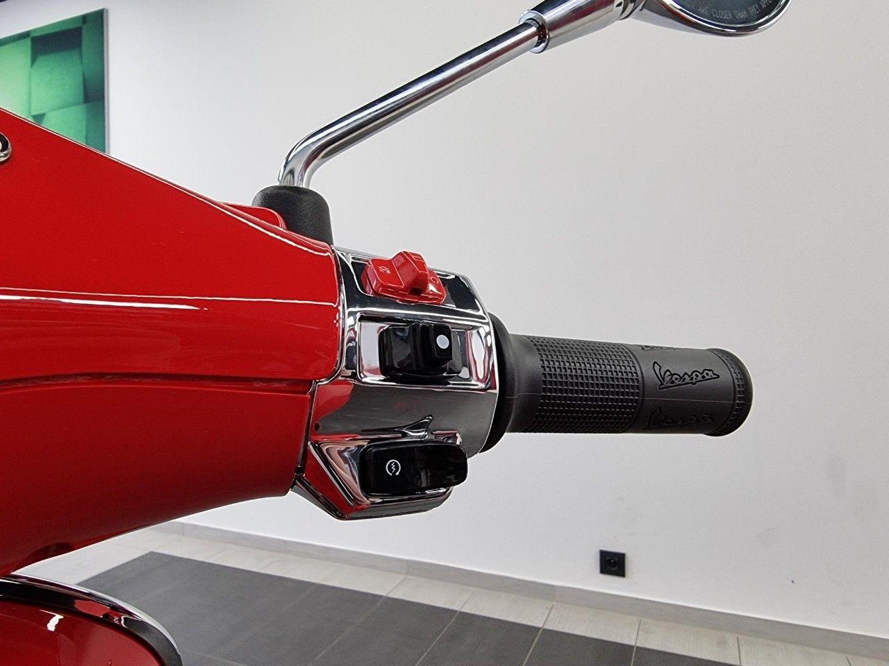 Vespa Primavera 125 e5 "RED"
