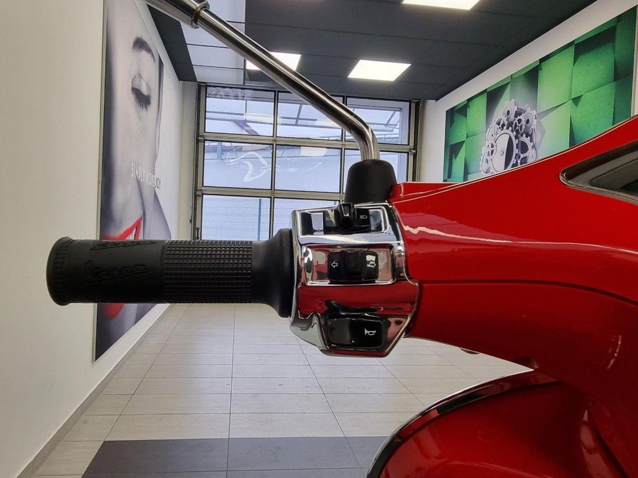 Vespa Primavera 125 e5 "RED"