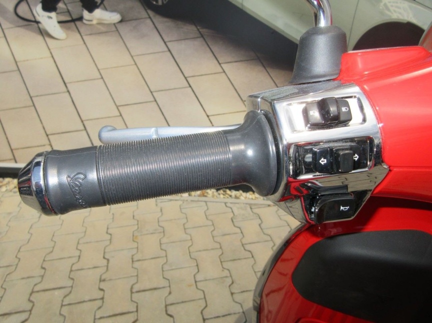 Vespa Primavera 125 "RED" e5+