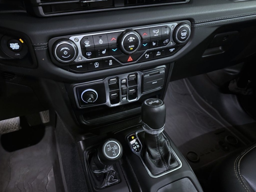 Jeep Wrangler Unlimited 2.0T 272k AT8 Sahara