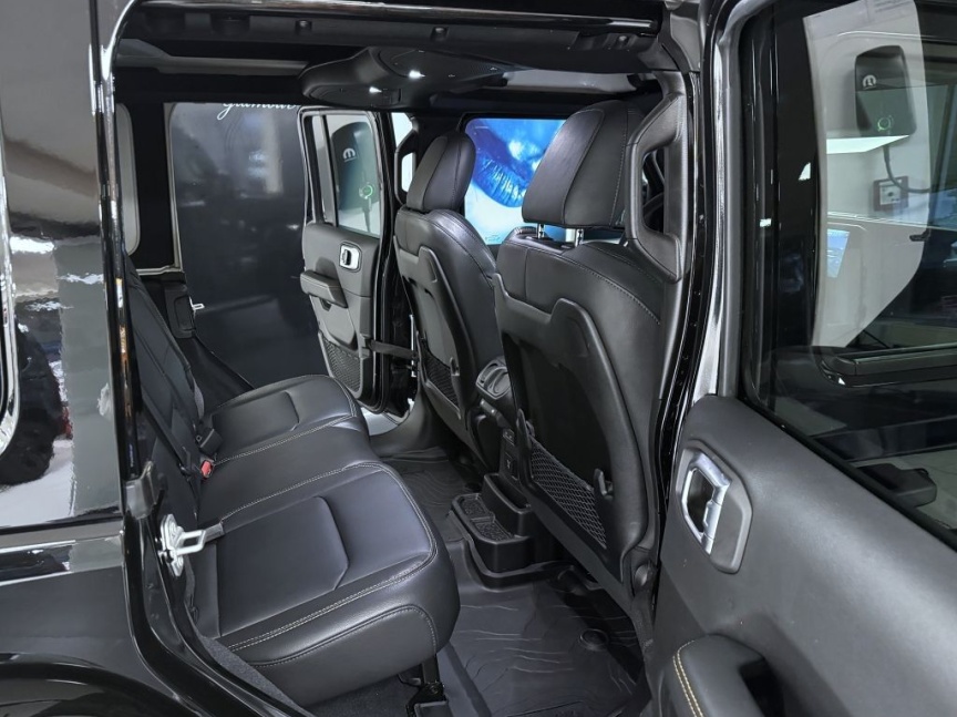 Jeep Wrangler Unlimited 2.0T 272k AT8 Sahara
