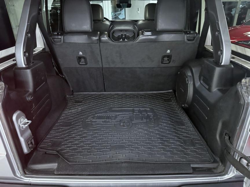 Jeep Wrangler Unlimited 2.0T 272k AT8 Sahara